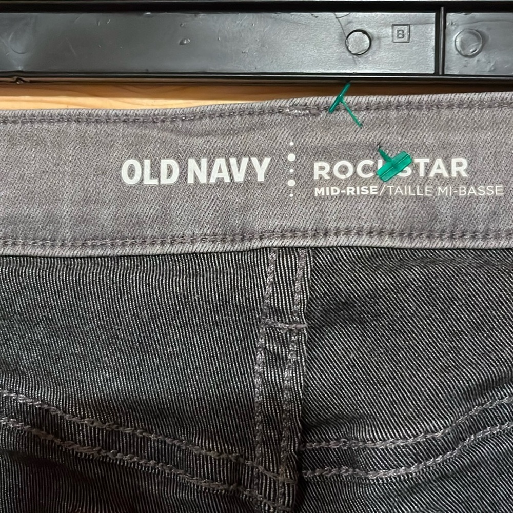 Old Navy rockstar mid-rise jeans size 6 short. Great condition
